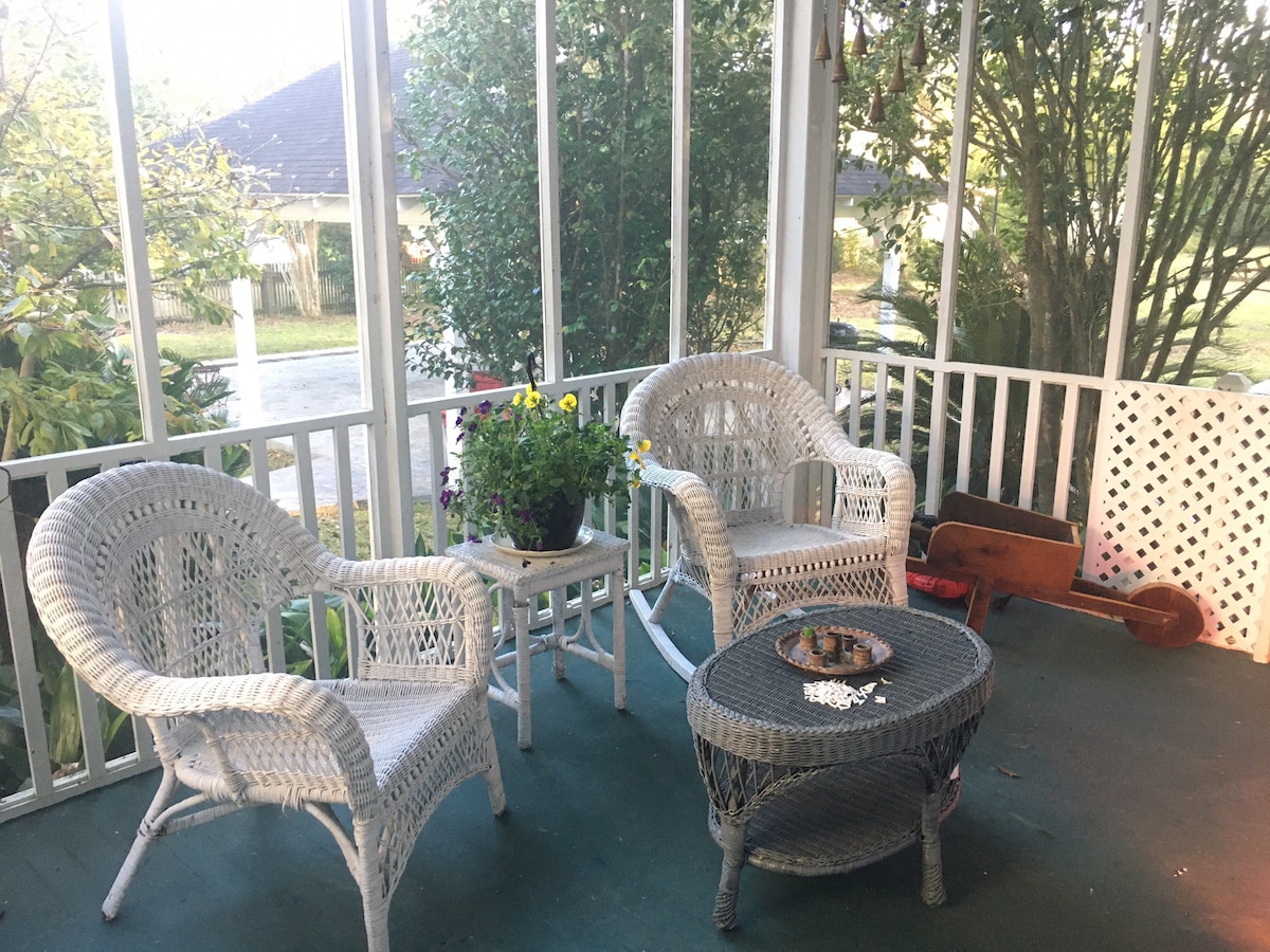 Room w/ private entrance/sitting porch $0 cleaning