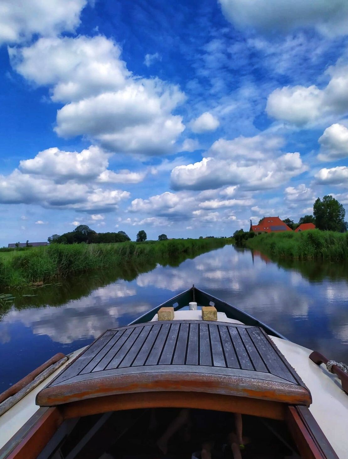 Knus kajuitbootje met relaxed bed.