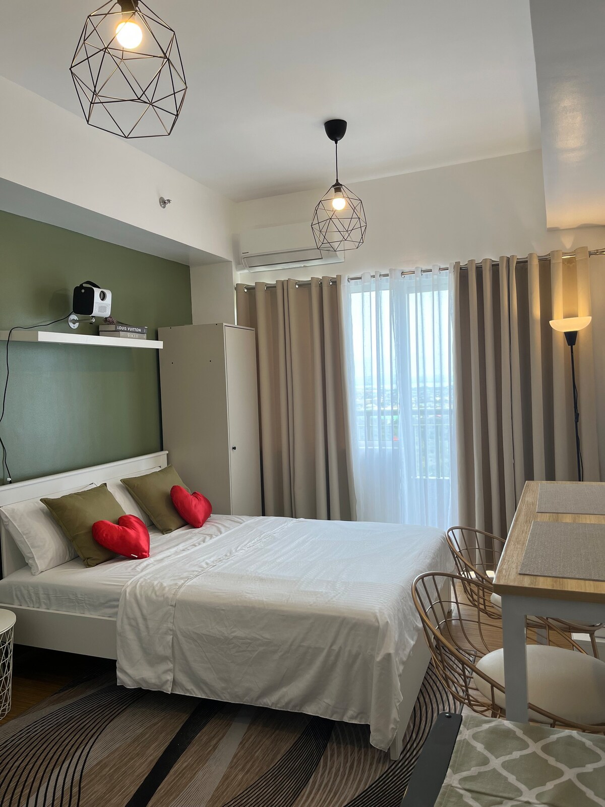 Staycation, 1 Bedroom w/ Balcony near BGC, Taguig