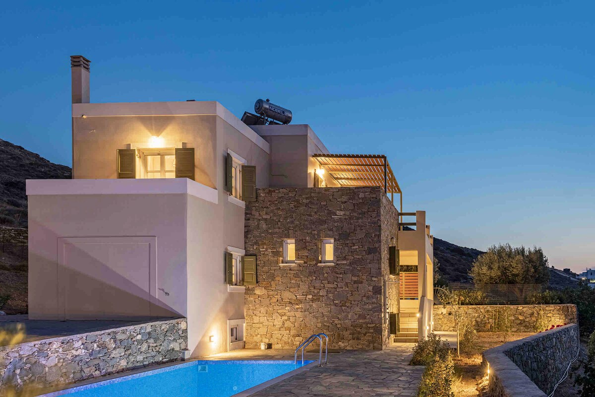 Stelios-Korina Villa with Pool and Stunning View