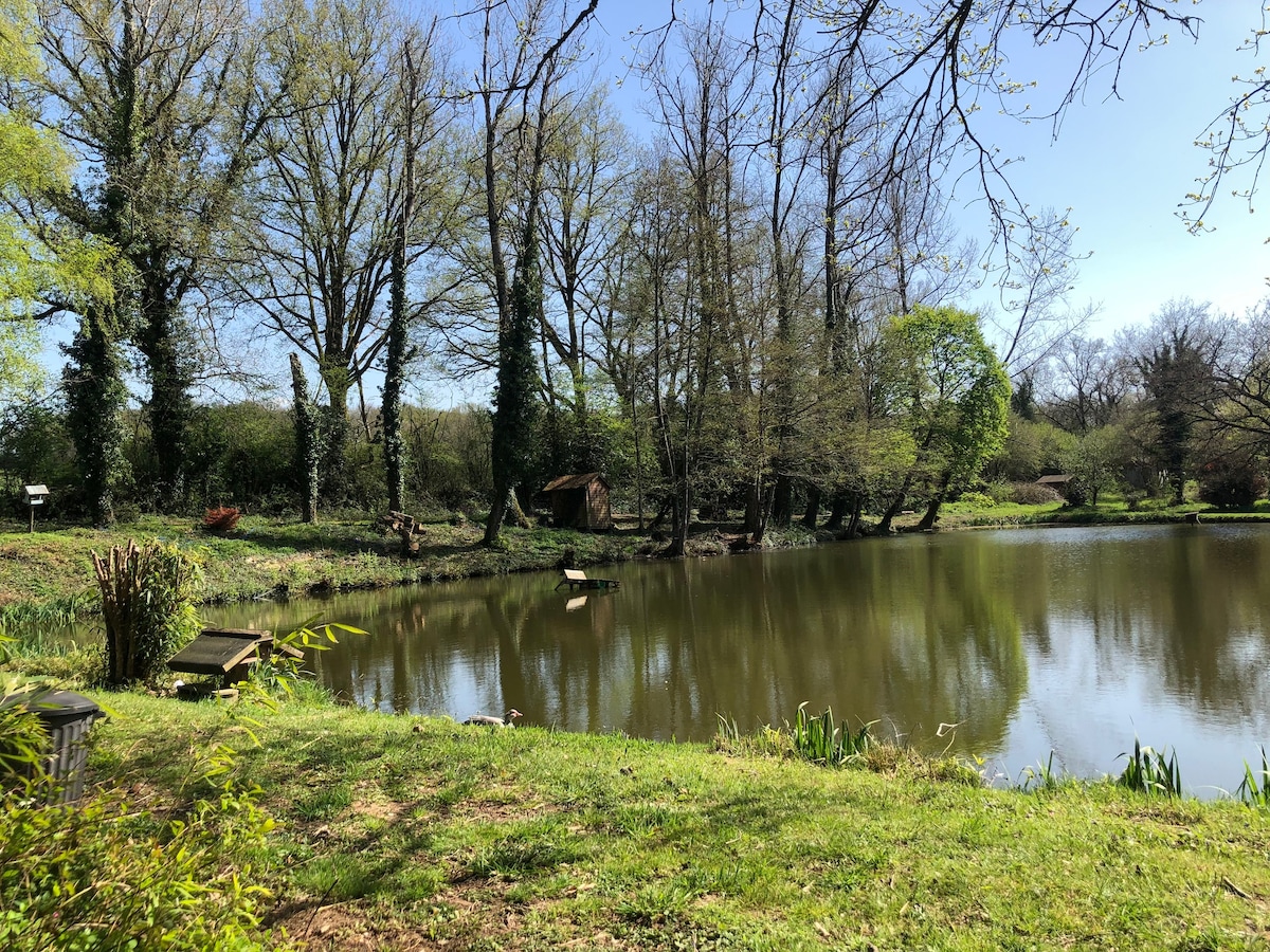 La Petite Maison by the Pond