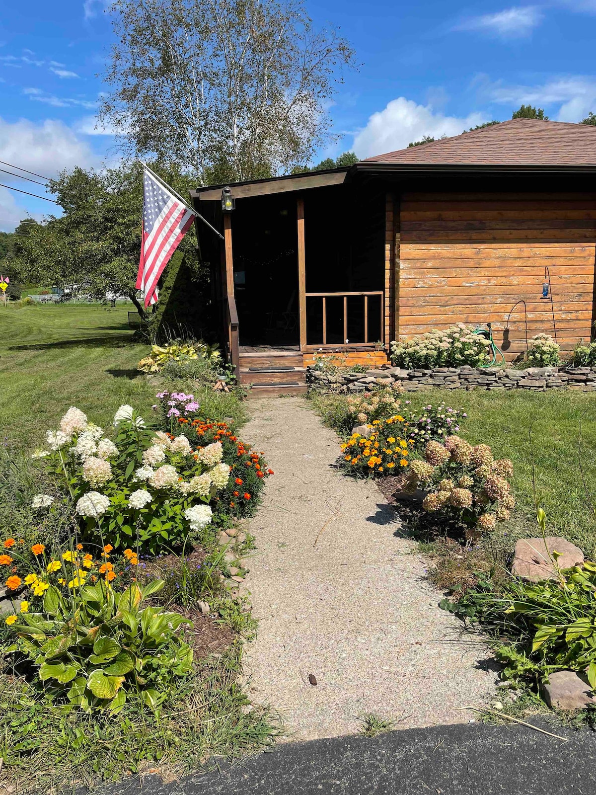 The Brown Bear Cabin and Little Bear Cottage