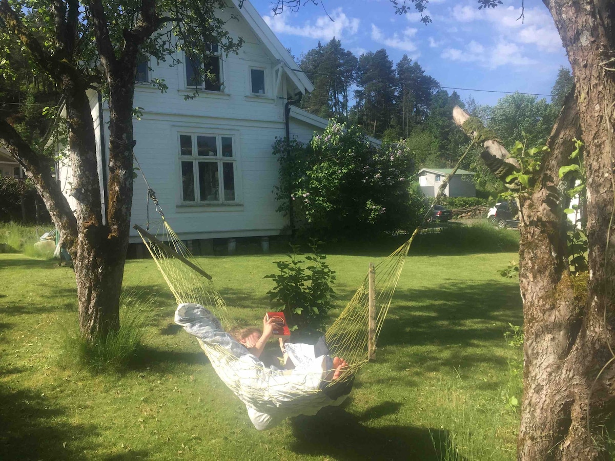 Sommerhus med stor hage nær sjø o strand