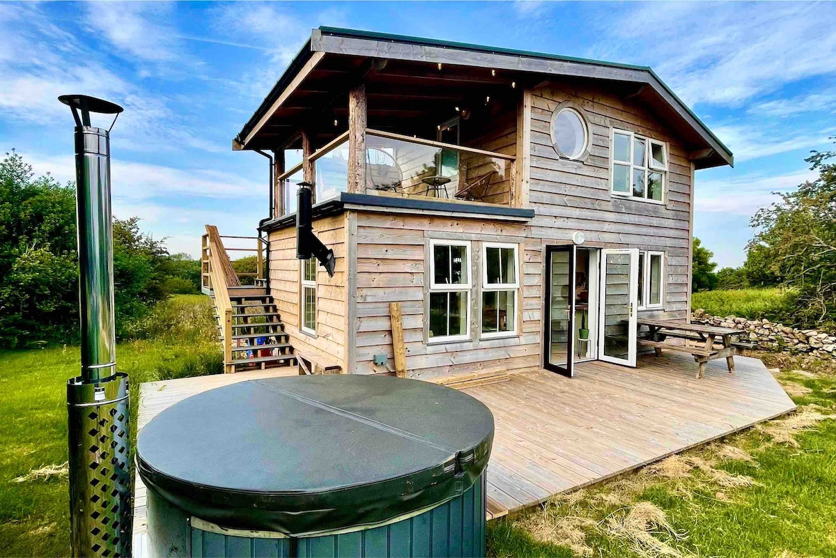 Unique Hot-tub Chalet with Balcony Views