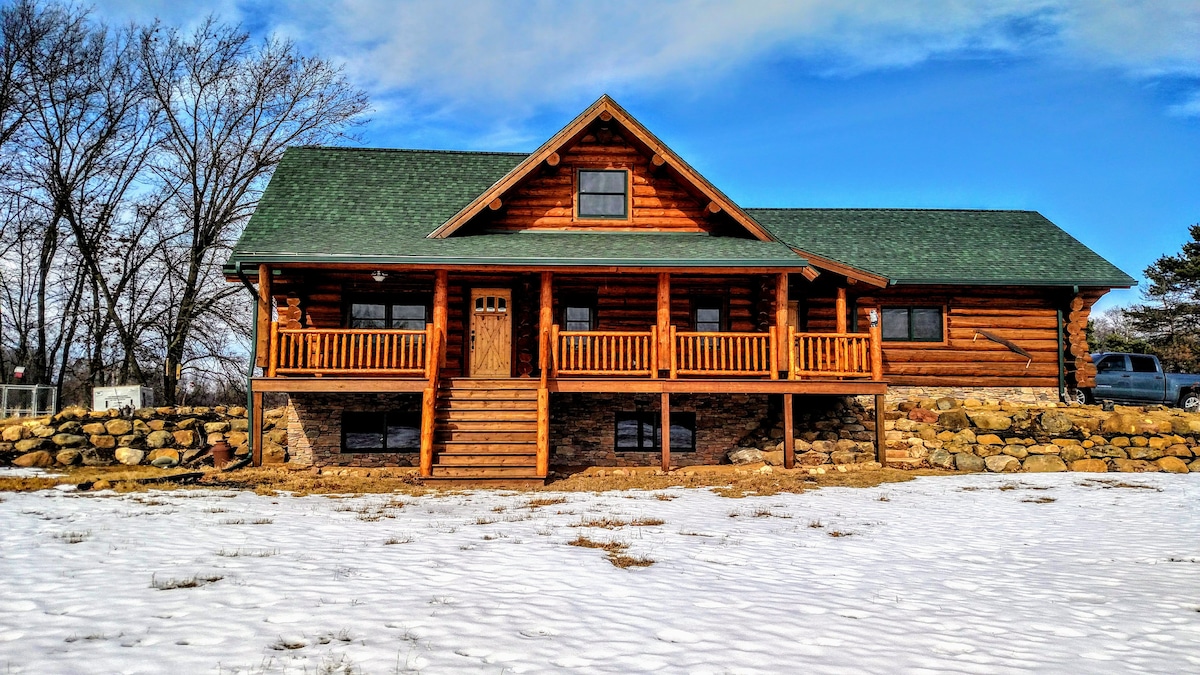 Northwoods Pine Haven - Log Cabin Lodge