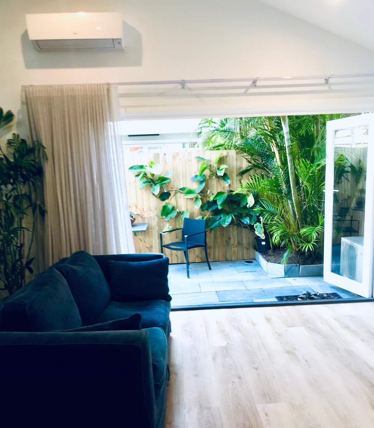 Cosy  garden studio at Manly beach