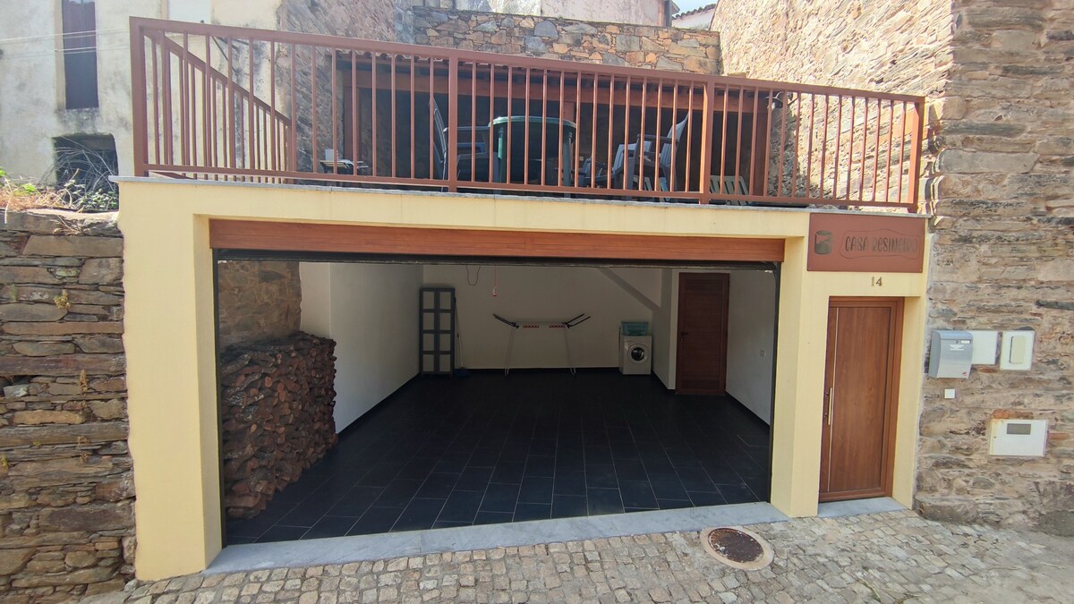 Casa Resineiro ，带车库和露台