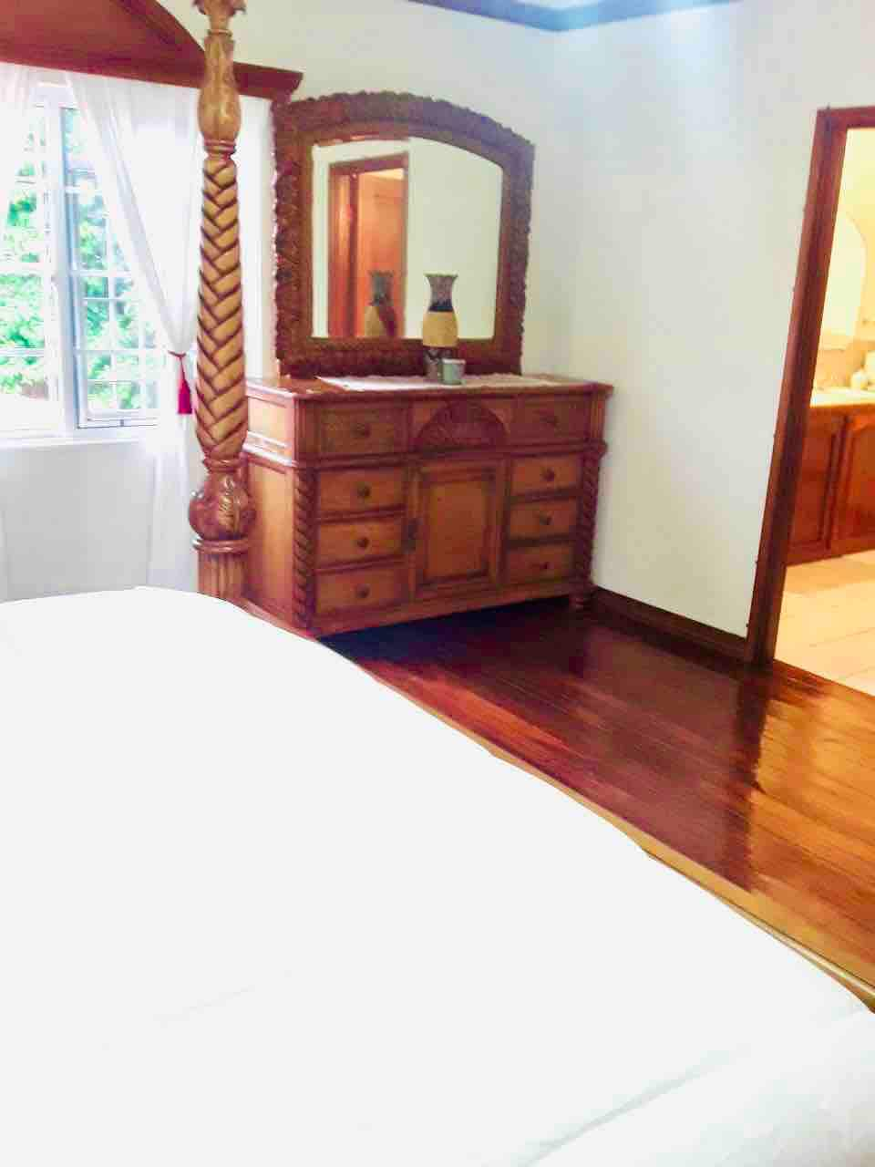 Embassy Suite 1 Bedroom Bed&Breakfast