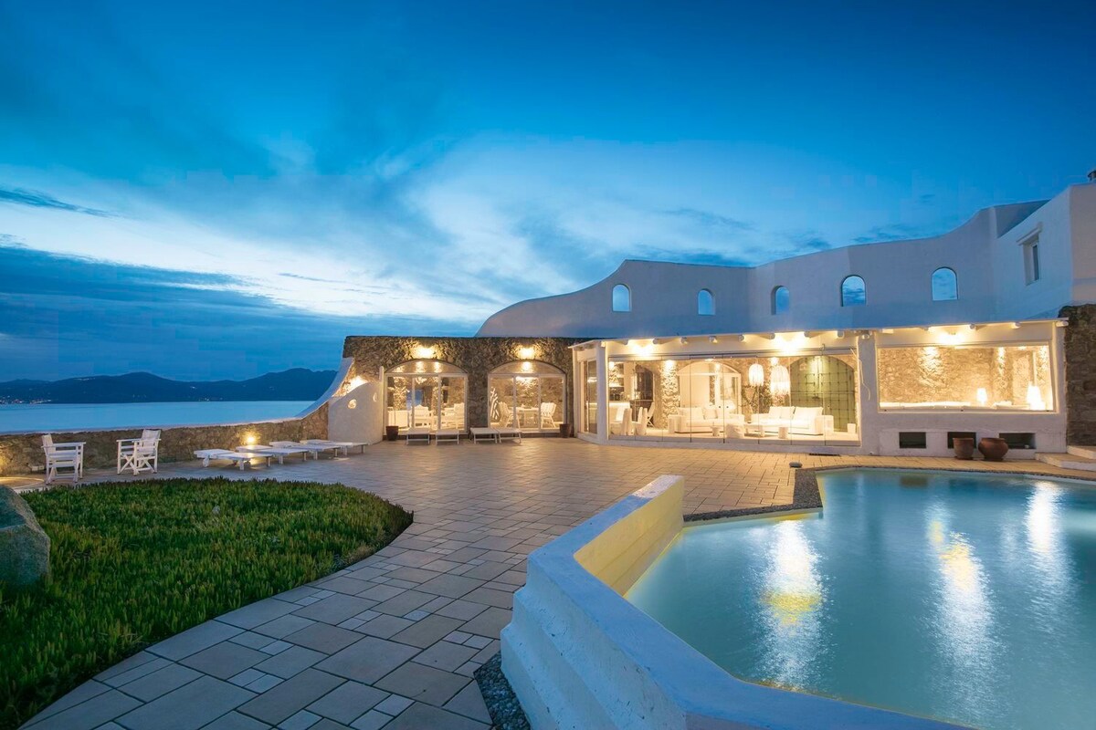 Delightful villa with pool view