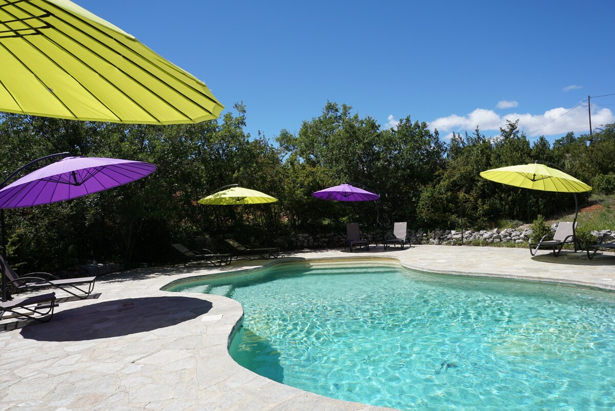 Provence gîte 3*,  tennis, piscine chauffée, spa