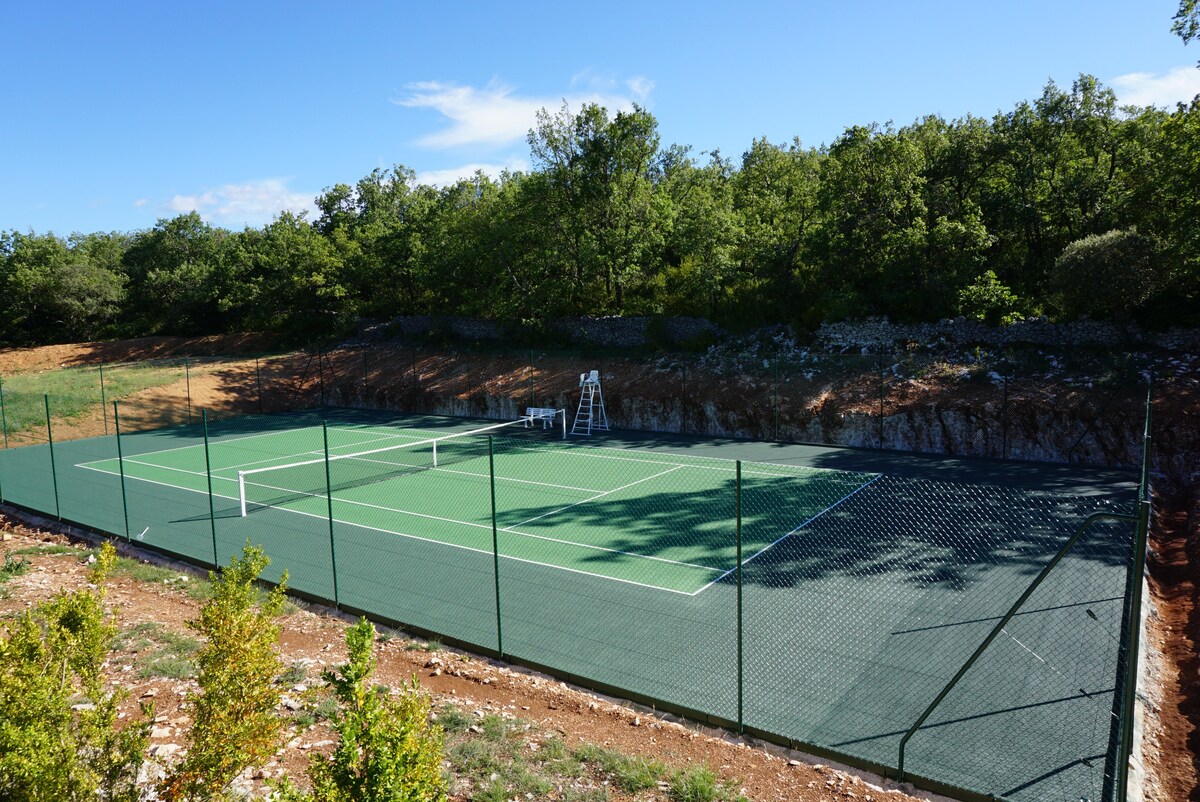 Provence gîte 3*,  tennis, piscine chauffée, spa