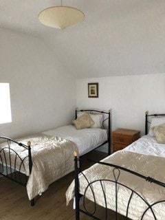 Stone在村庄旁边建造了农场小屋。