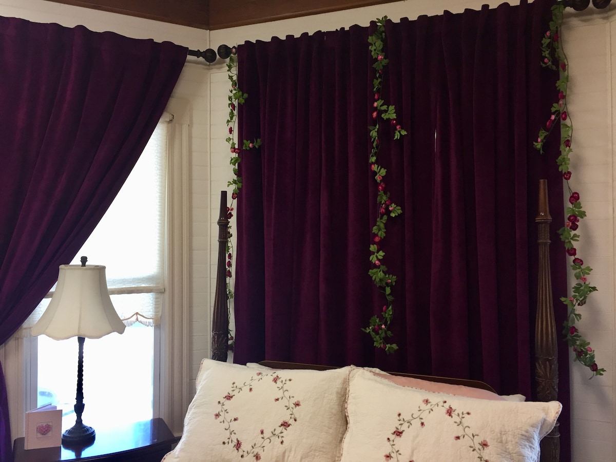 Majestic Jewel Inn~Vintage Rose Suite