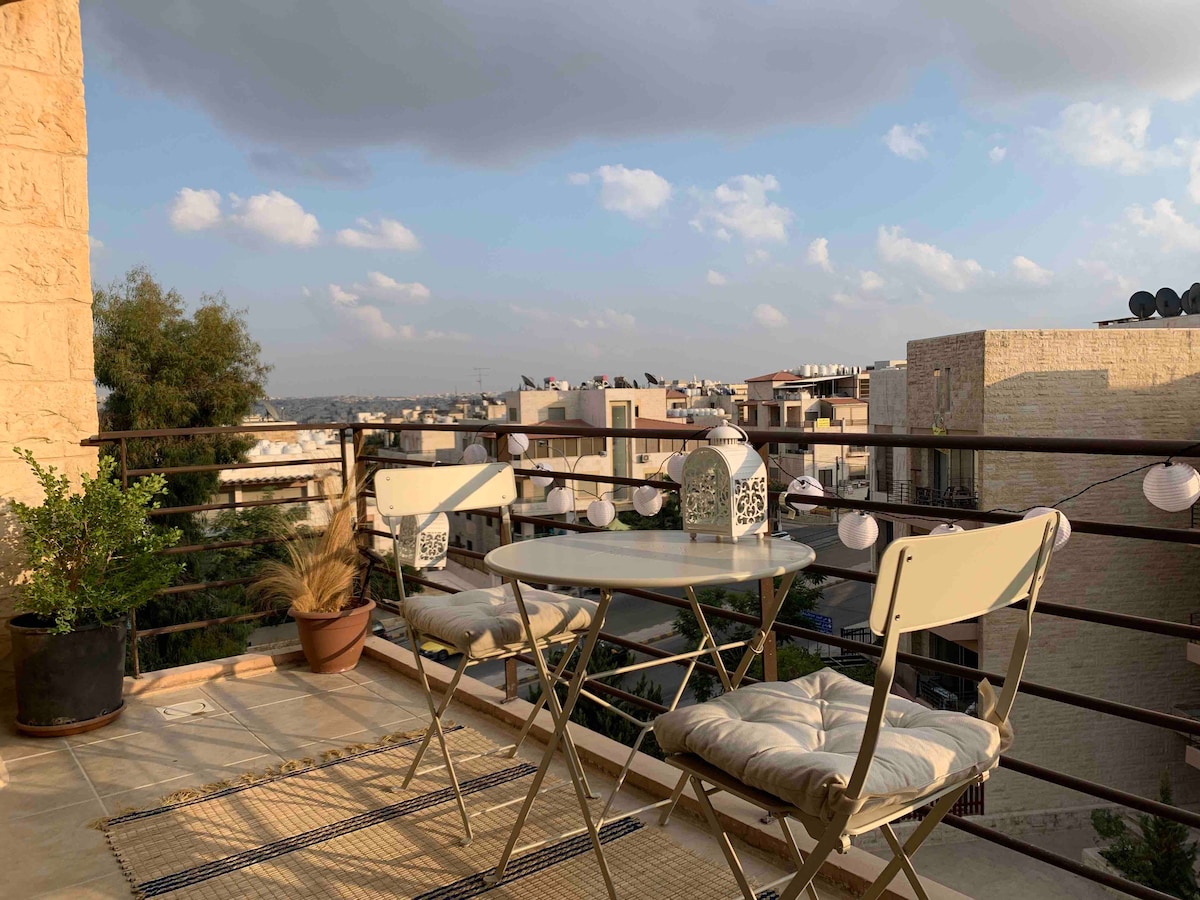 现代中央公寓，配备阿卜杜恩（ Abdoun ）的带阳台