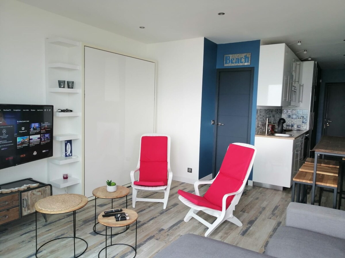 Cosy flat in front of the beach.View,Wifi,Smart TV