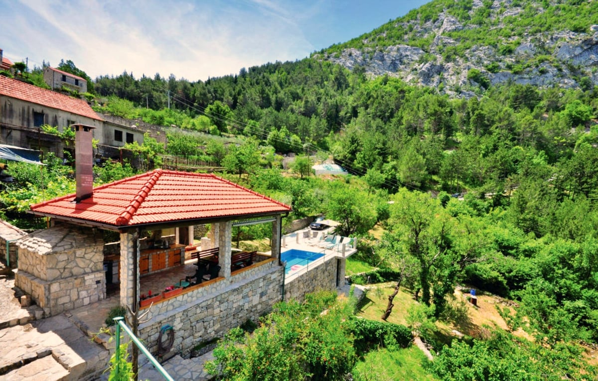 Holiday Home with a Private Pool Omis