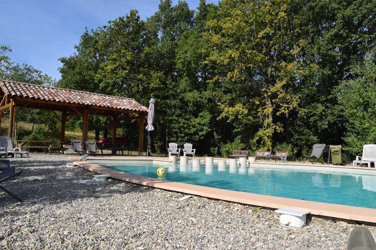 在Drôme的游泳池、森林： L 'Auberge