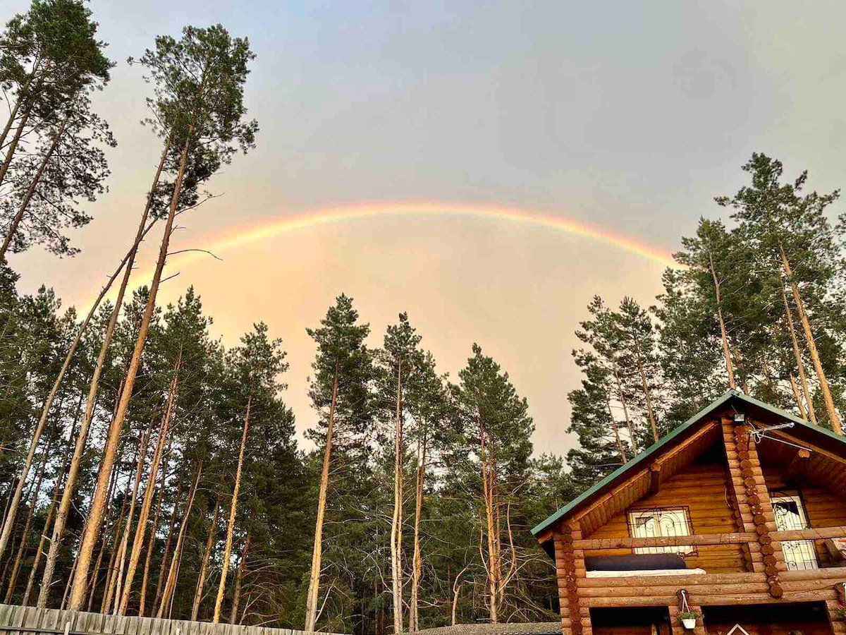 基辅附近的生态之家（ Eco House ）位于森林中的森林中，设有凉亭和壁炉！