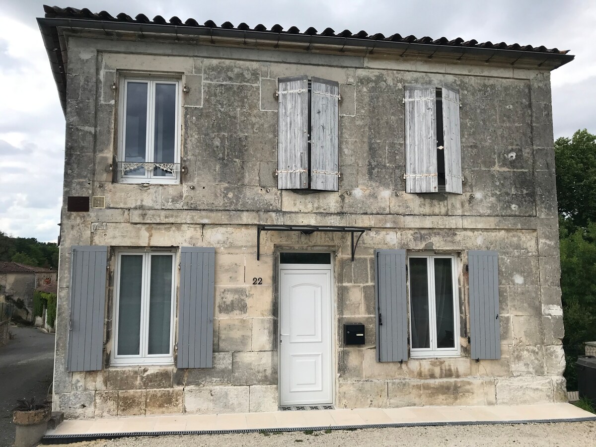 La maison aux terrasses, bordée par la Charente