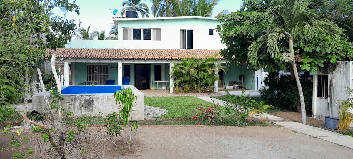 Hermosa Casa, con alberca, a 1 cuadra de la playa