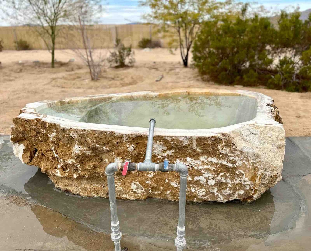 私人温泉岩石浴缸和Medjool小屋