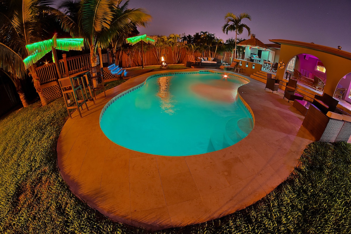 装饰精美的绿洲-热水浴缸、泳池和台球板