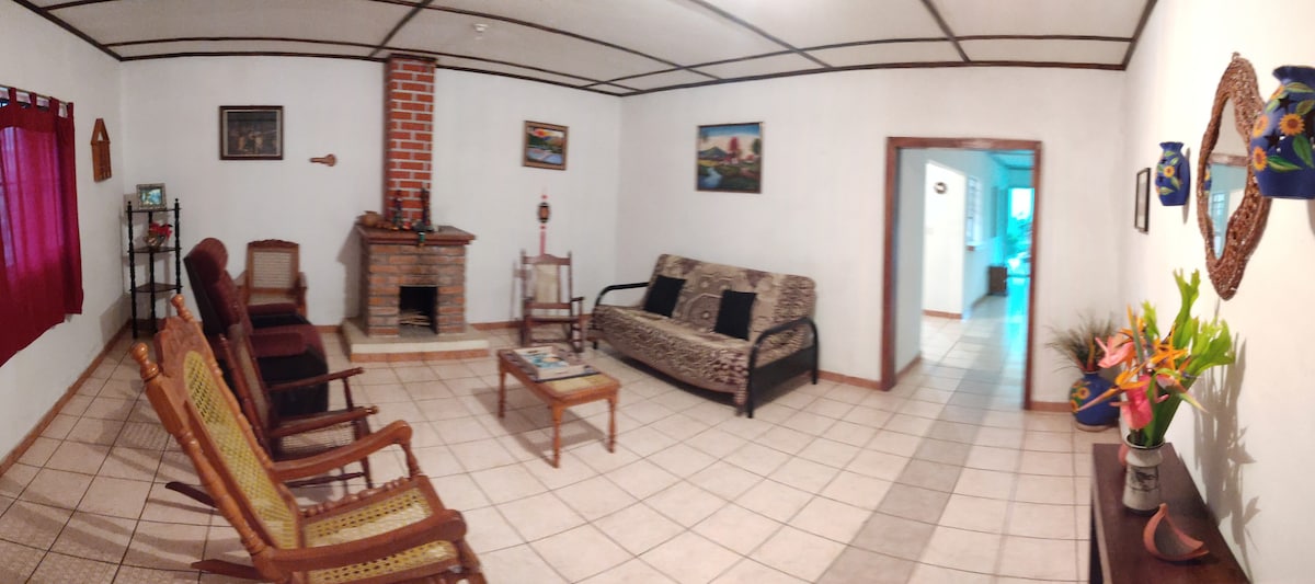 位于阿塔科（ Ataco ）的舒适房源， Ahuachapán花路线