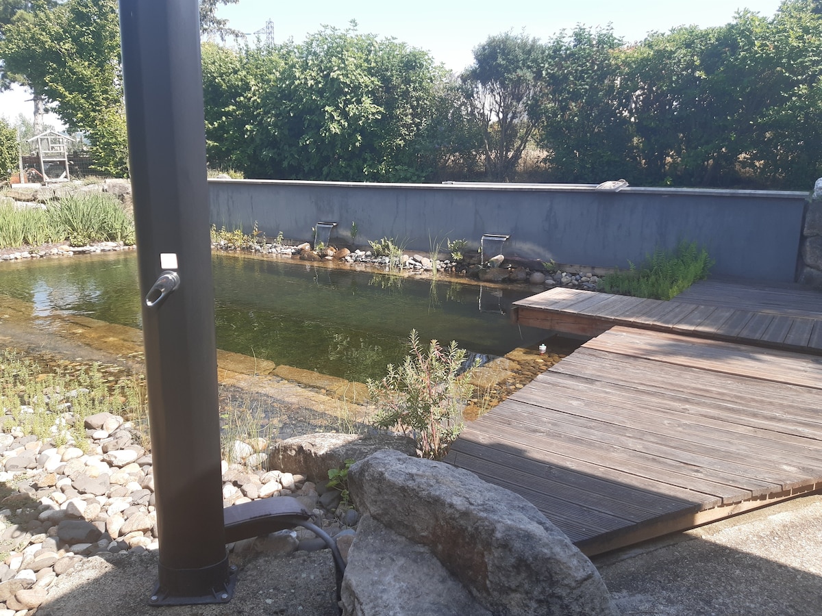 Maison familiale adaptée et piscine naturelle