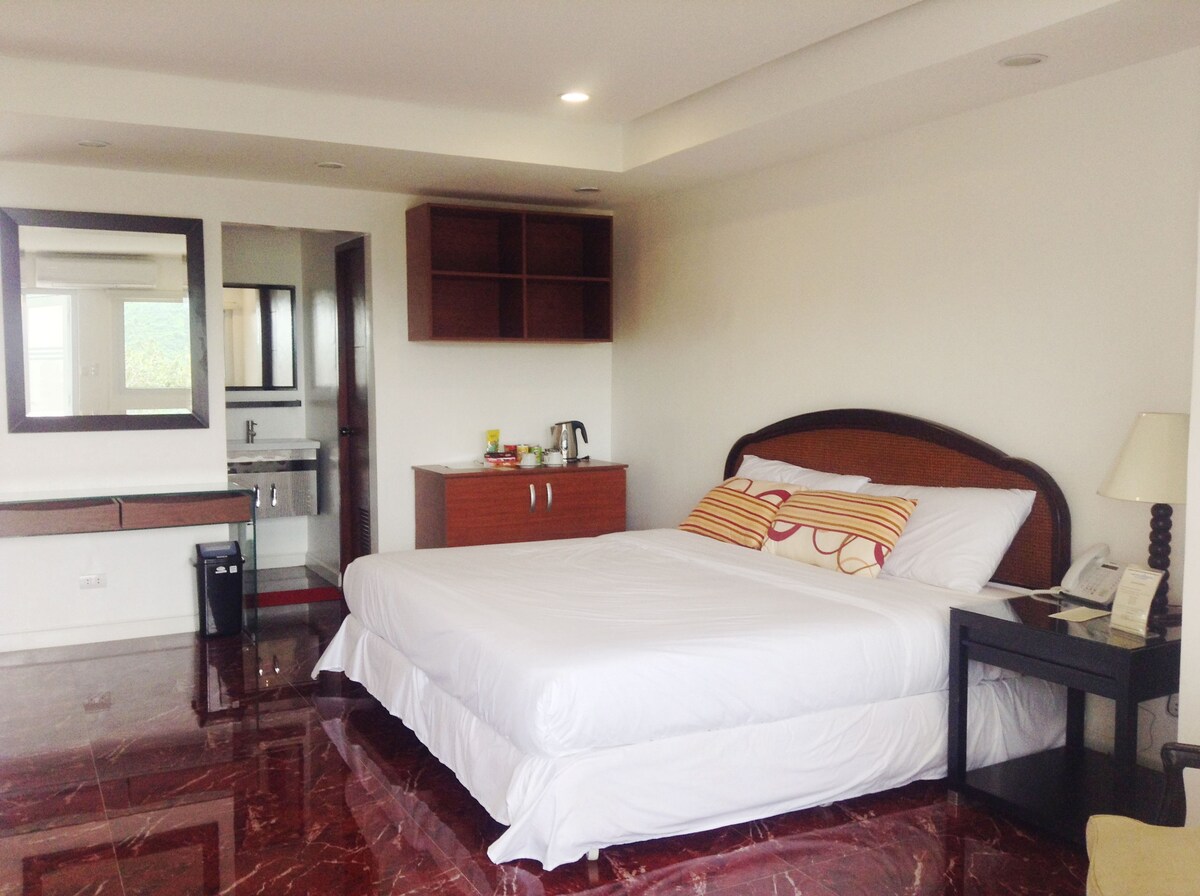 Los Baños Hotel Hotel Room in Centtro Residences