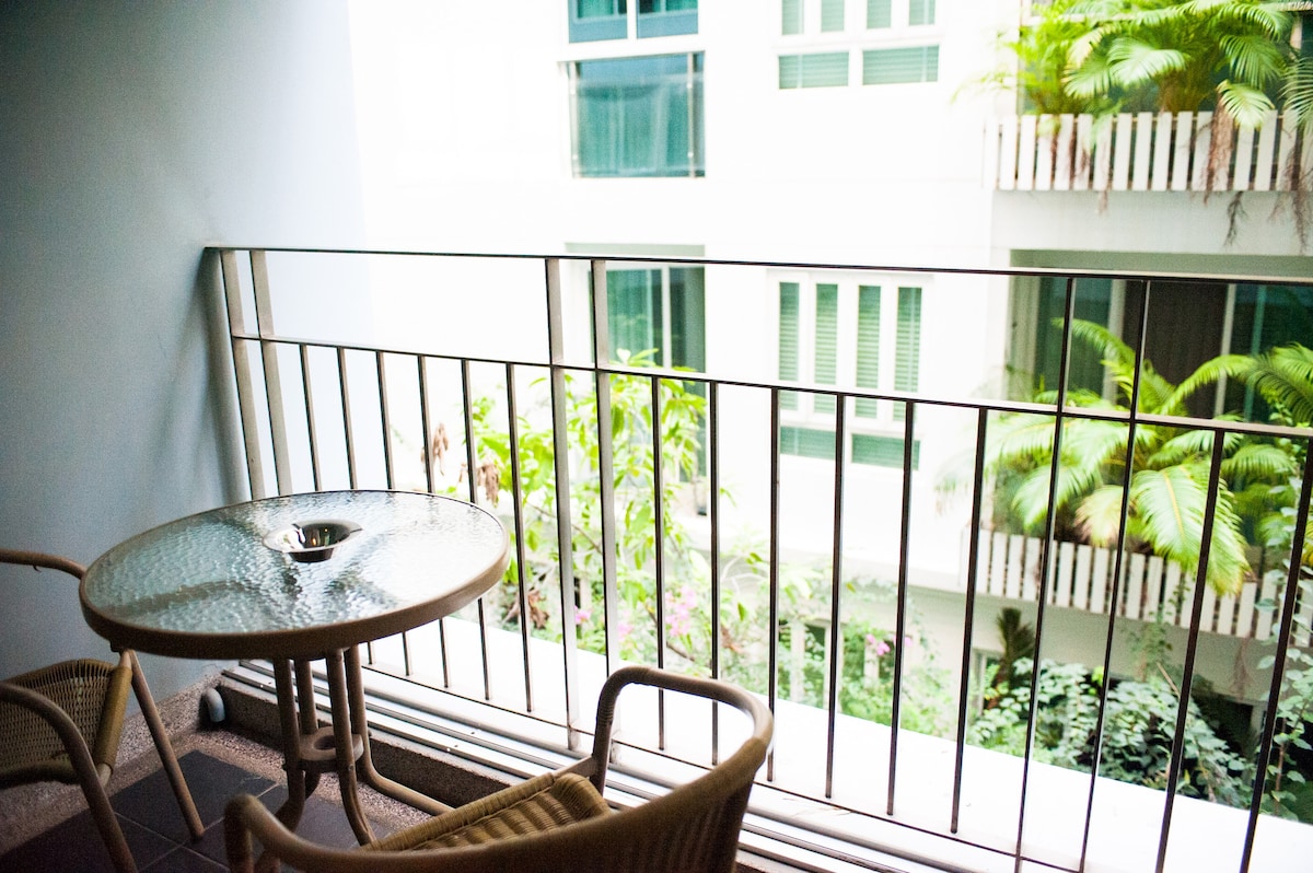 宽敞的绿洲公寓@ Silom # 2 （ BTS Saladaeng ）