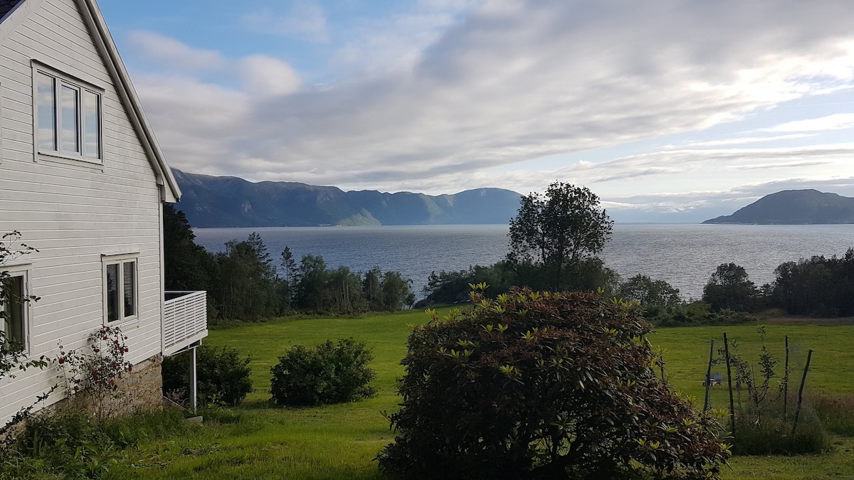 Gårds-Idyll ved Sognefjorden