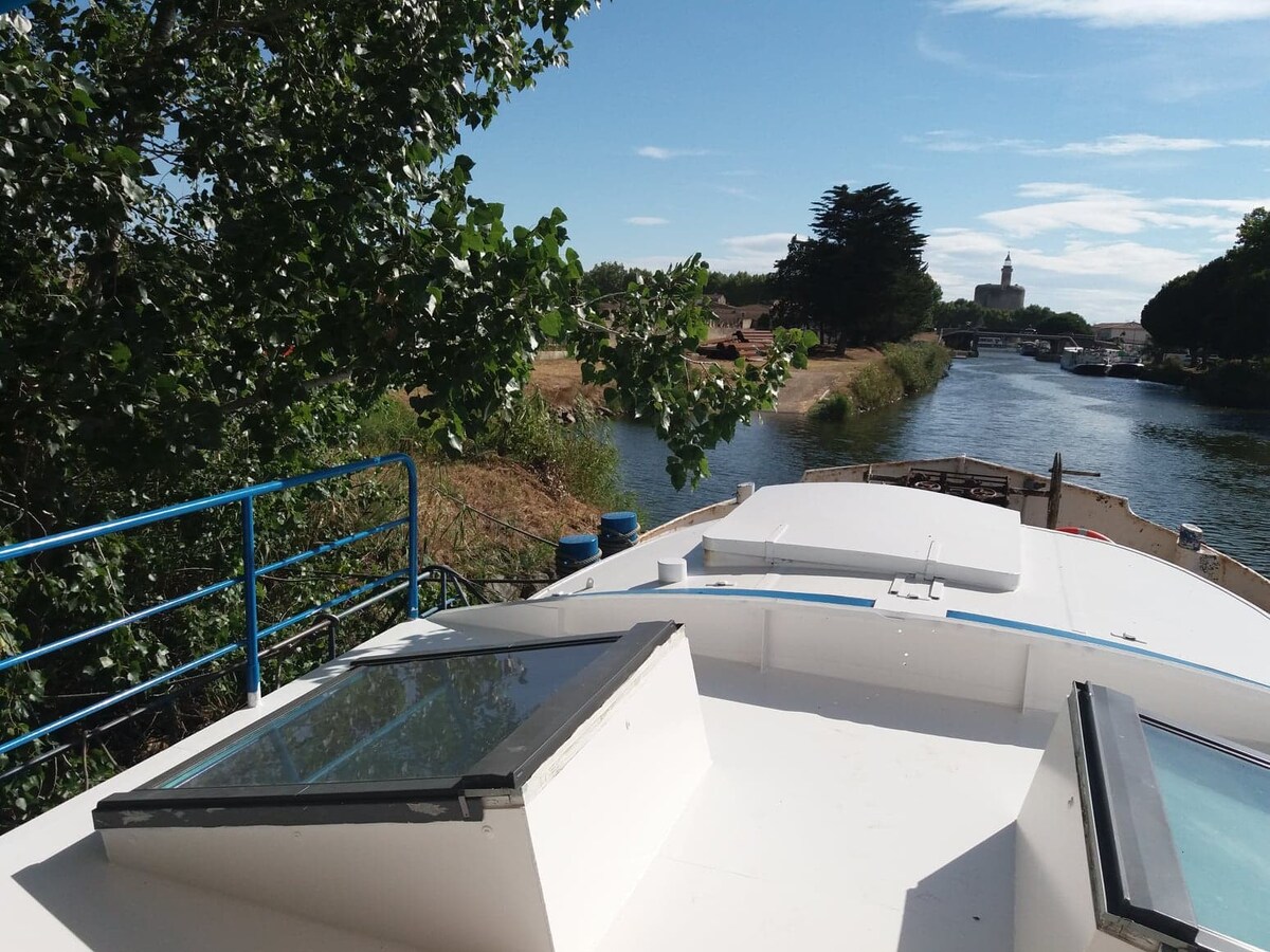 Aigues-Mortes : péniche entière au calme avec vue