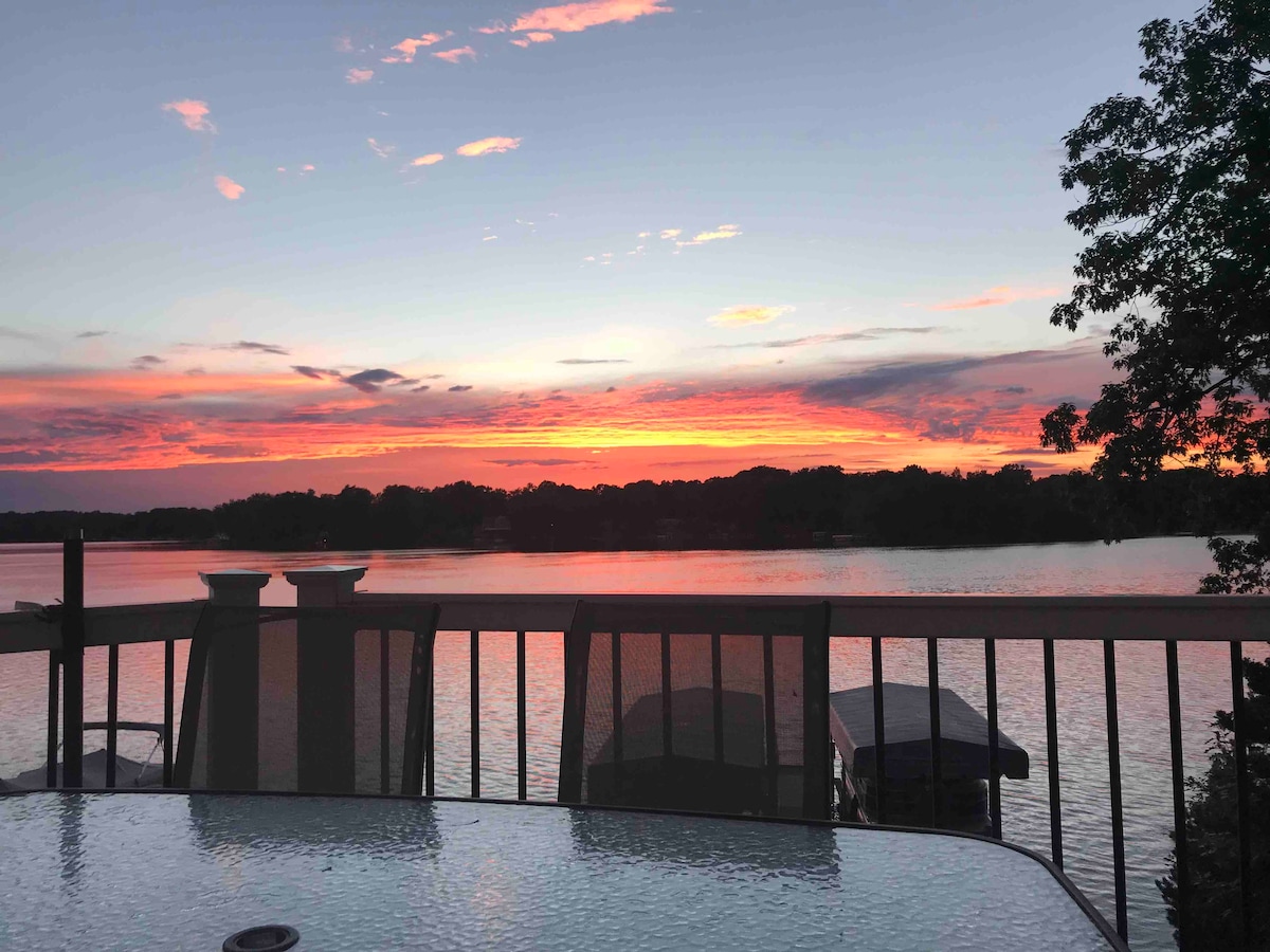 Entire 4 bedroom lake house w/ sunset Lake views