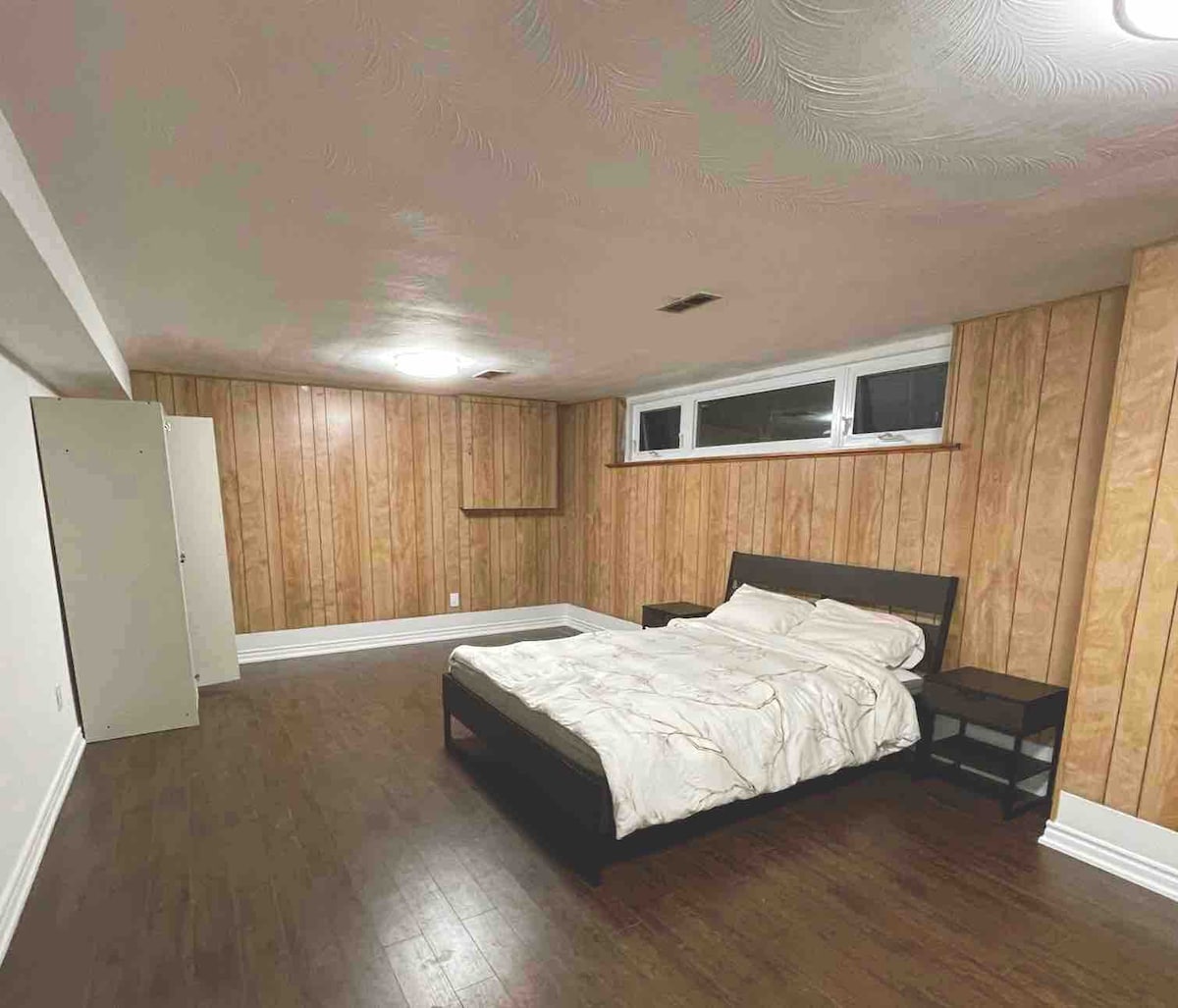 舒适的超大卧室，配备额外的沙发床