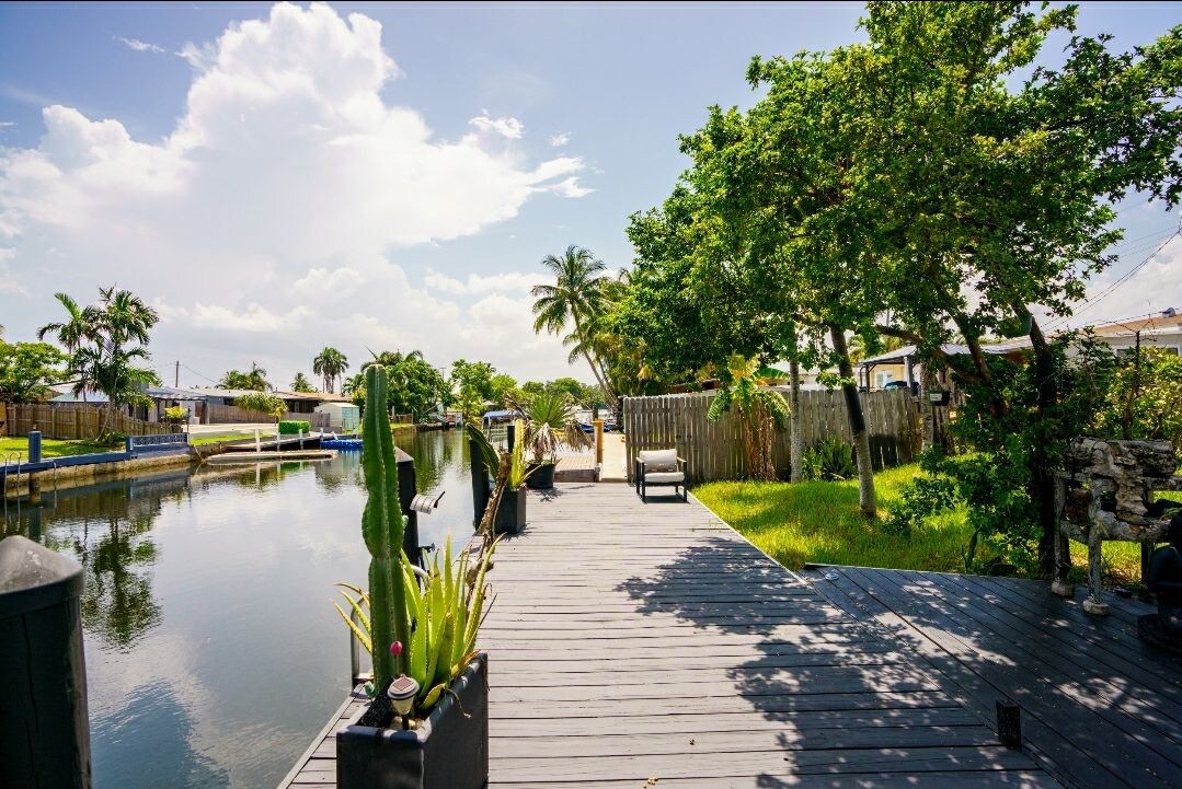 Waterfront close to hardrock, airport beach, clubs