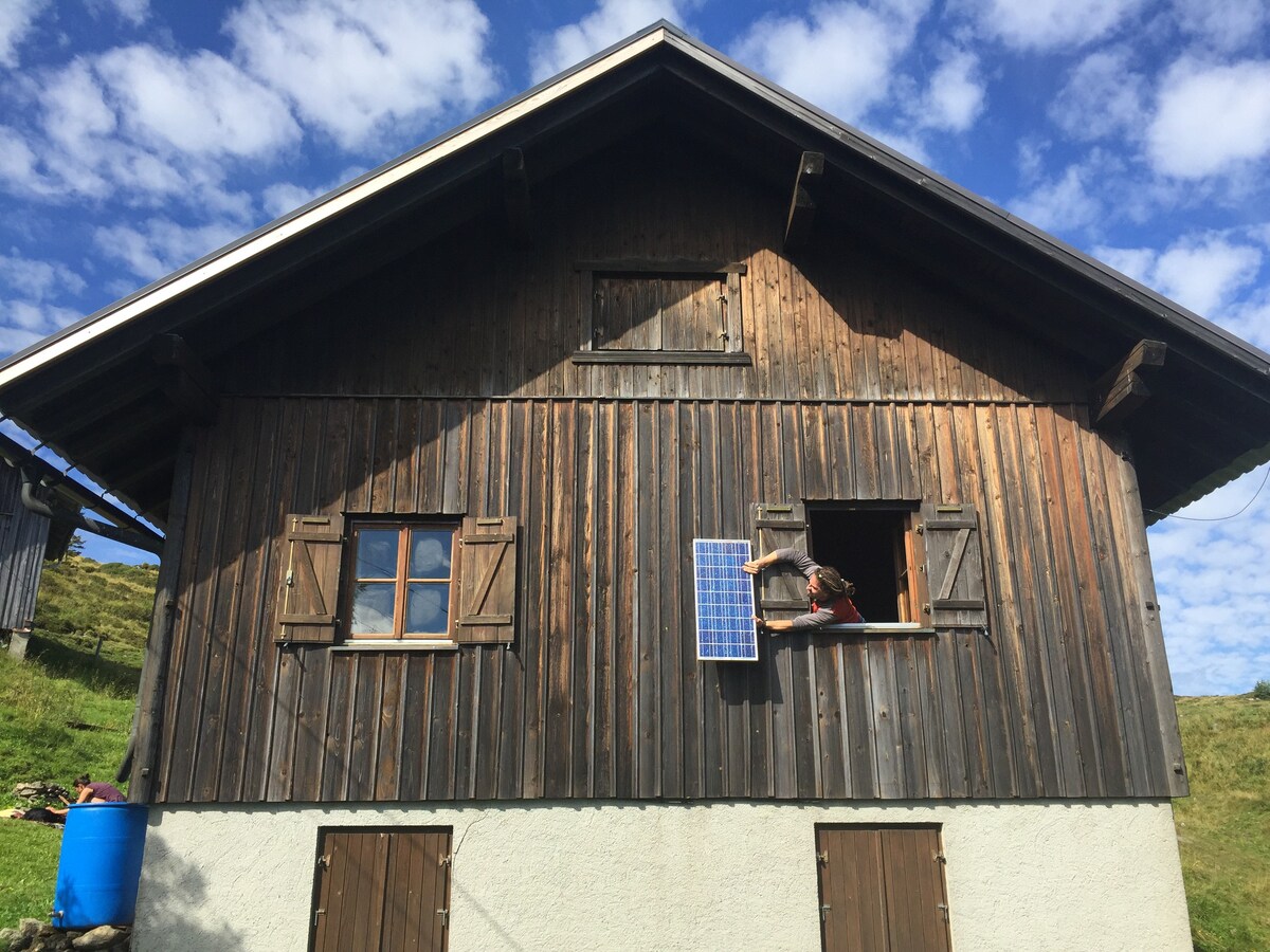 安静的高山小屋，位于宁静的阿尔卑斯山（ Carnic Alps ）