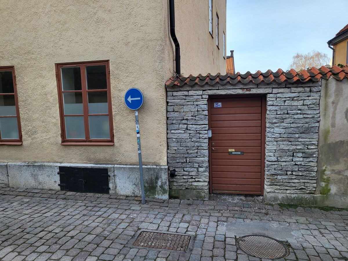 Stor lgh med egna uteplatser i Visby innerstad.