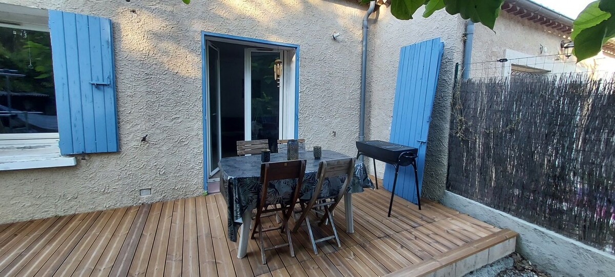 Maison chaleureuse avec jardin et parking