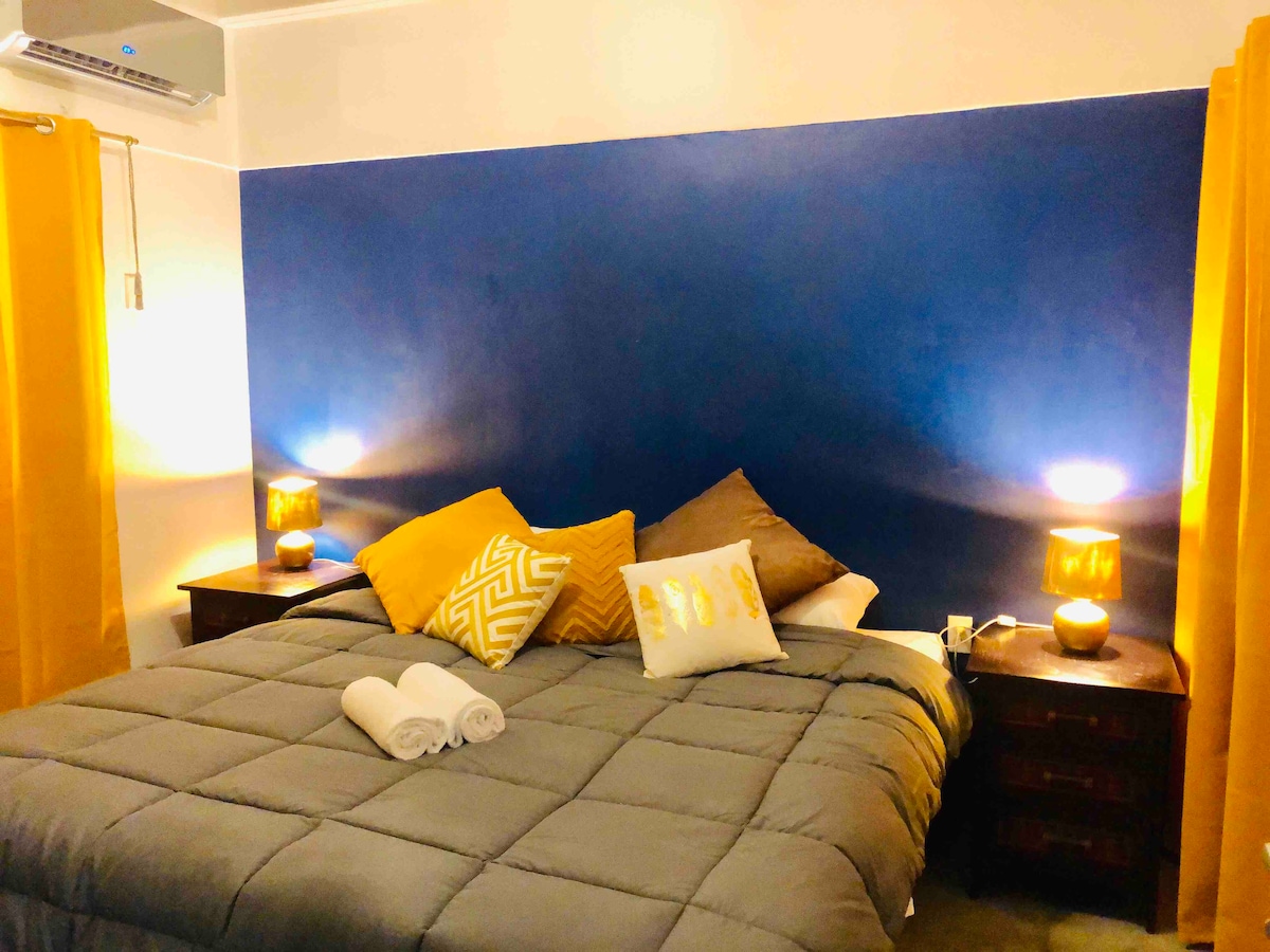 Beautiful Room with Huge Bed in the City