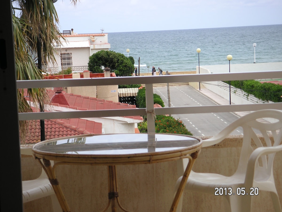 紧邻大马斯海滨（ Playa de Daimús ）海滨的公寓