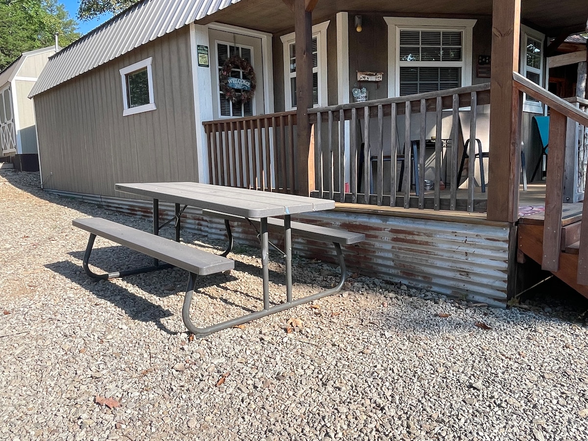 Cozy cabin on the  Pig Trail