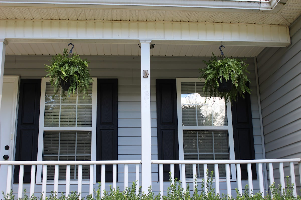 The Blue House In Troutman