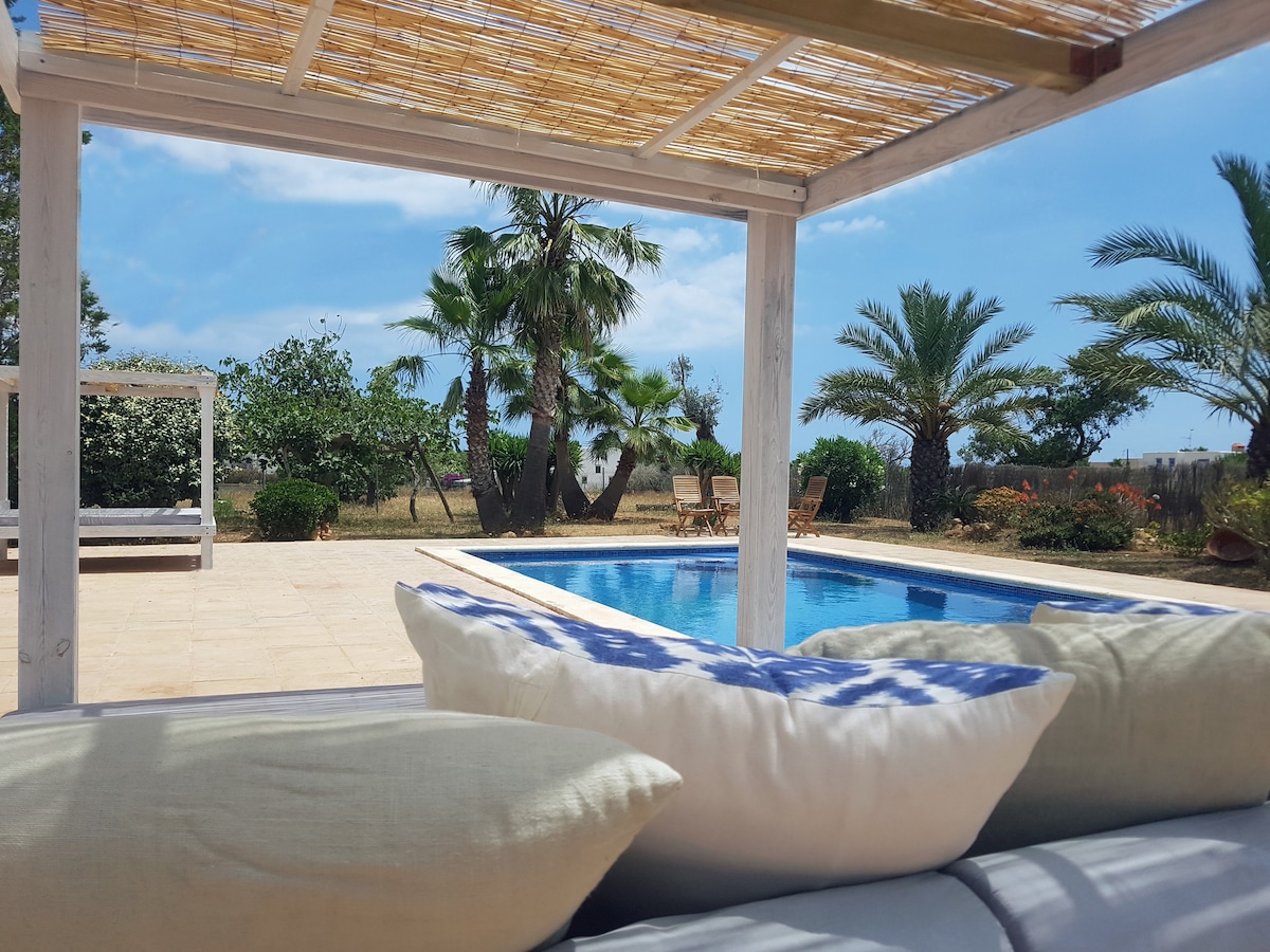 Suki Ibiza别墅：地理位置优越，物有所值