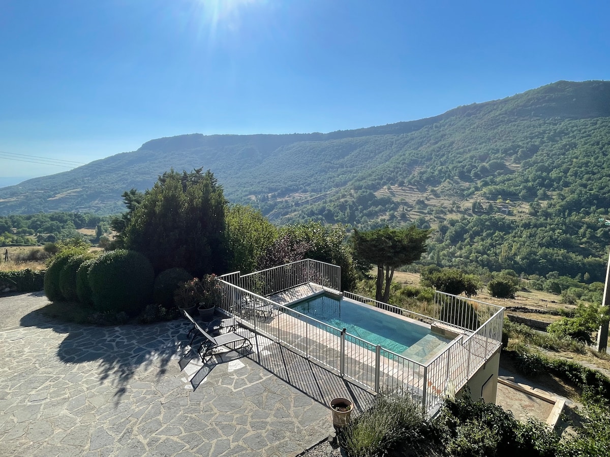 Gites en Ardèche avec piscine et vue sur la vallée