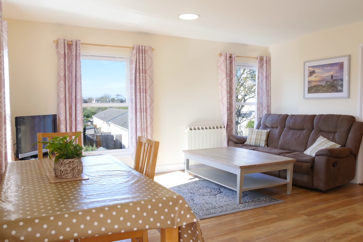 Bright & Light Two-Bed Apartment close to Beach