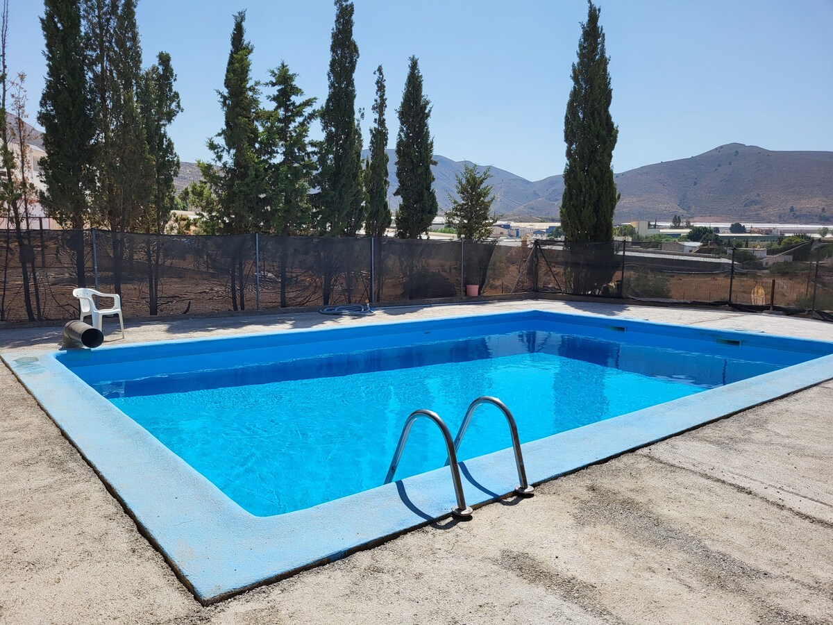 私人领域，设有泳池「El Altosano Almeria」