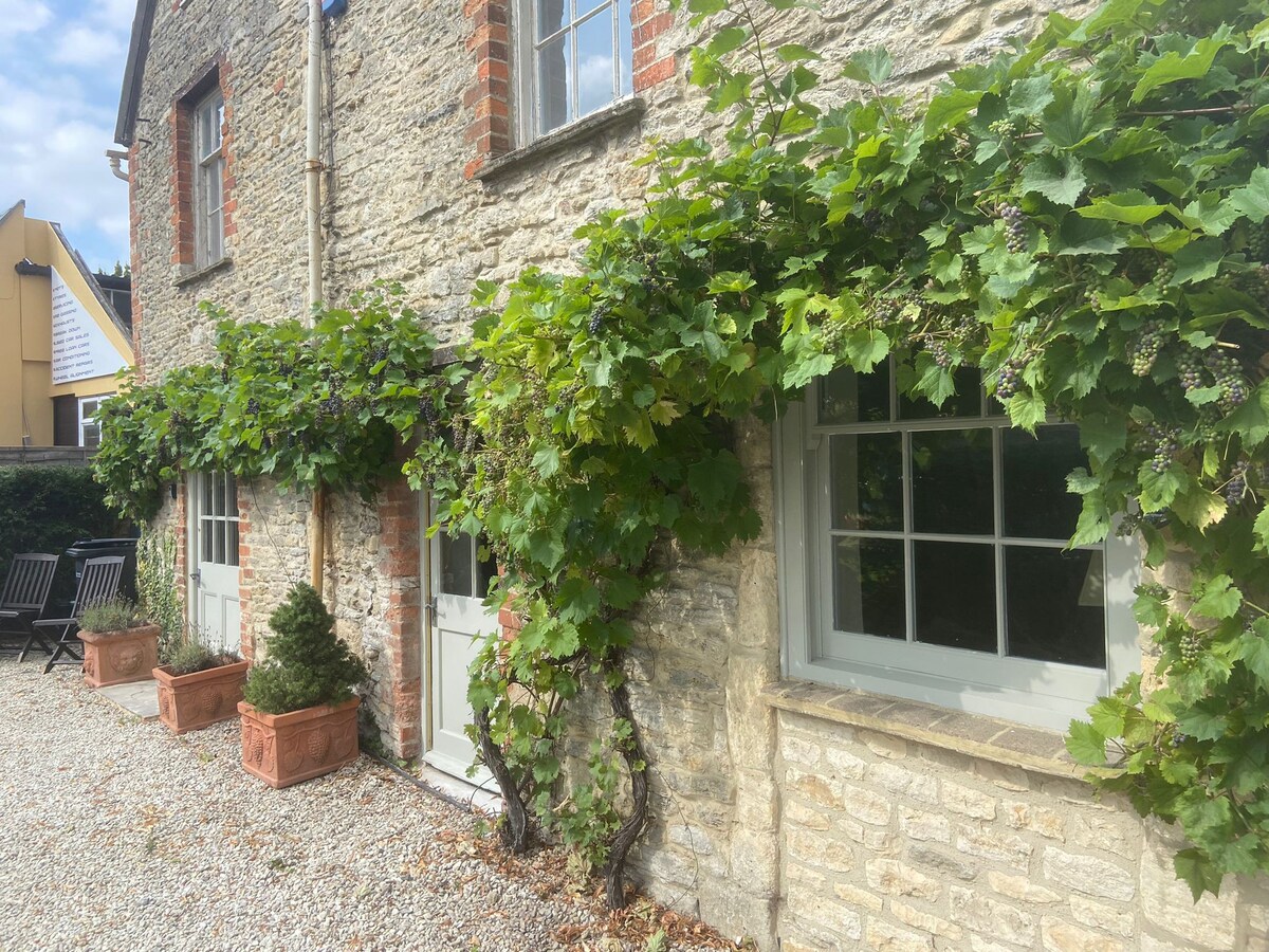 老式葡萄酒店（ The Old Wine Shop ） -莱克莱德（ Lechlade ）可爱的联排别墅