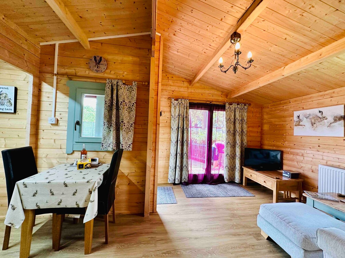 Leveret’s Rest Log Cabin & Private Hot Tub