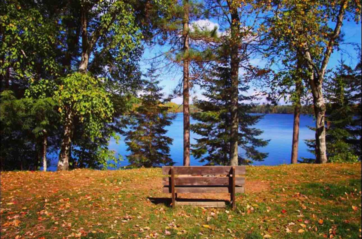 安静的Northwoods Lakehouse海滩度假胜地