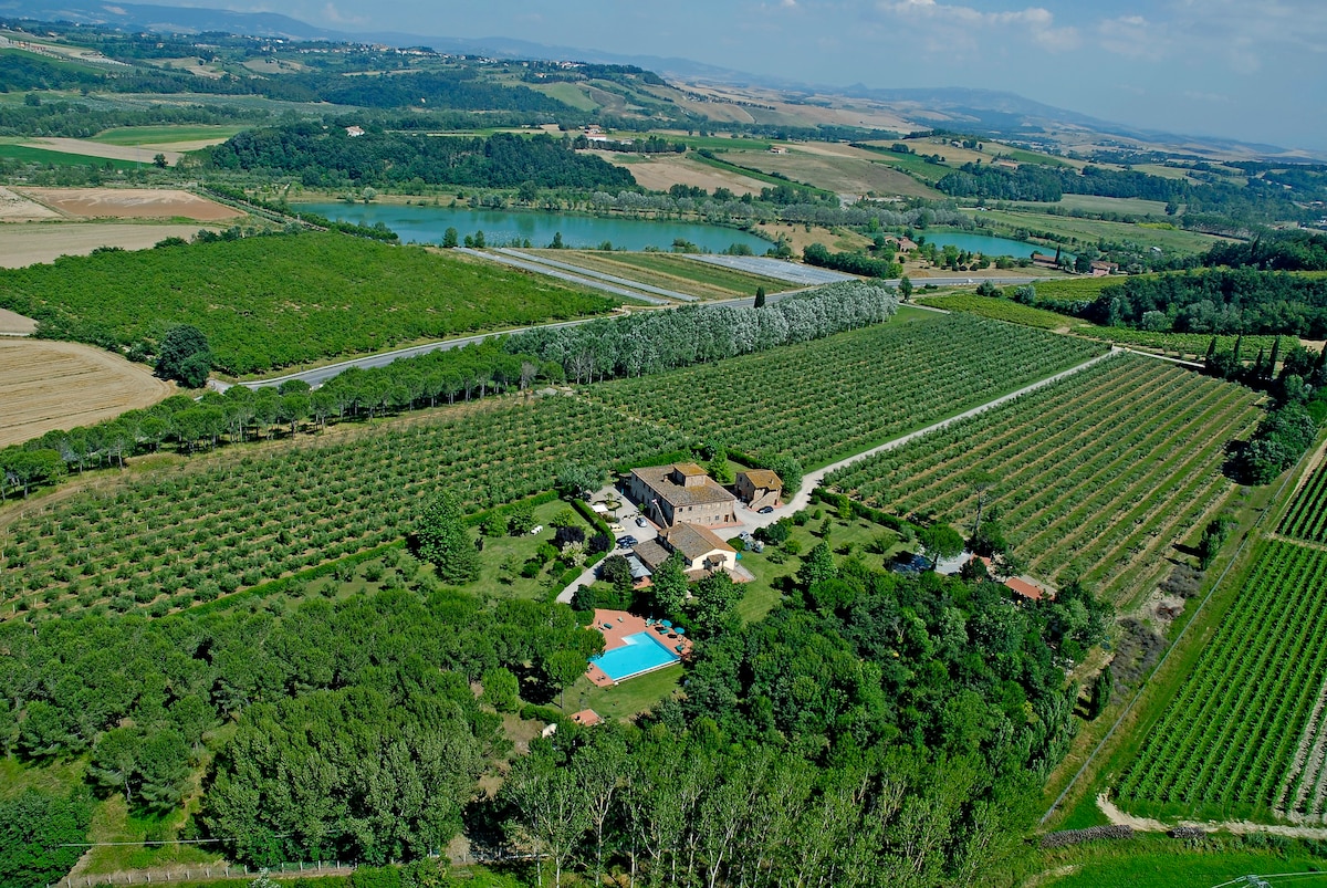 Rural Tuscany | Farmhouse with pool and restaurant